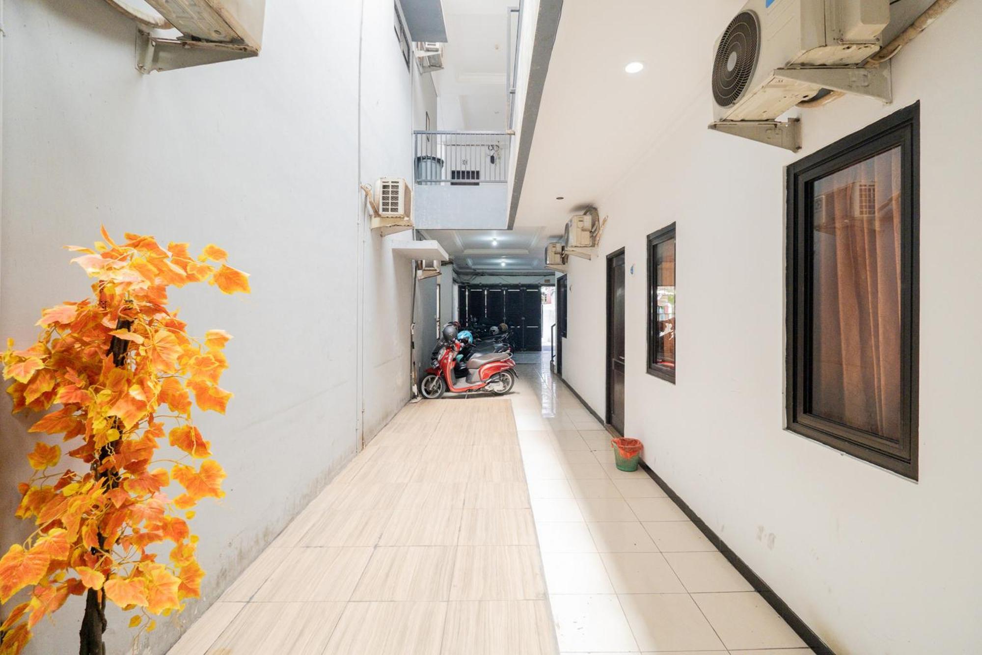 Hotel Reddoorz At Nginden 2*