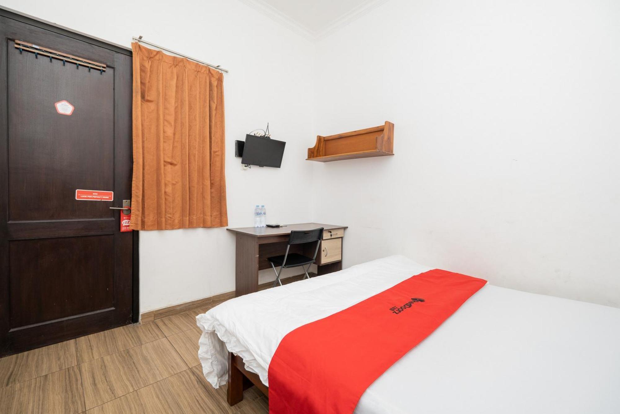 Hotel Reddoorz At Nginden 2*