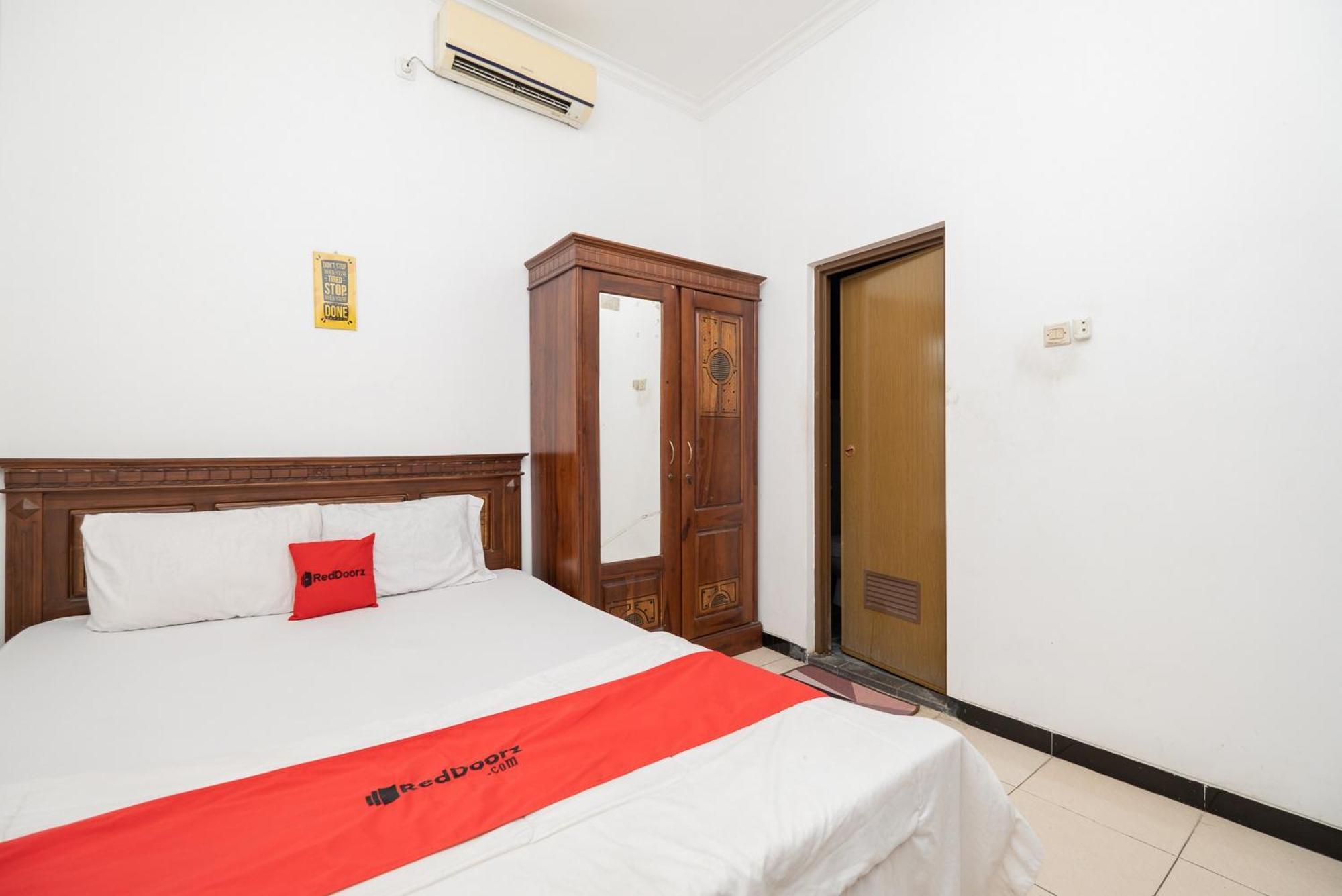 Hotel Reddoorz At Nginden 2*